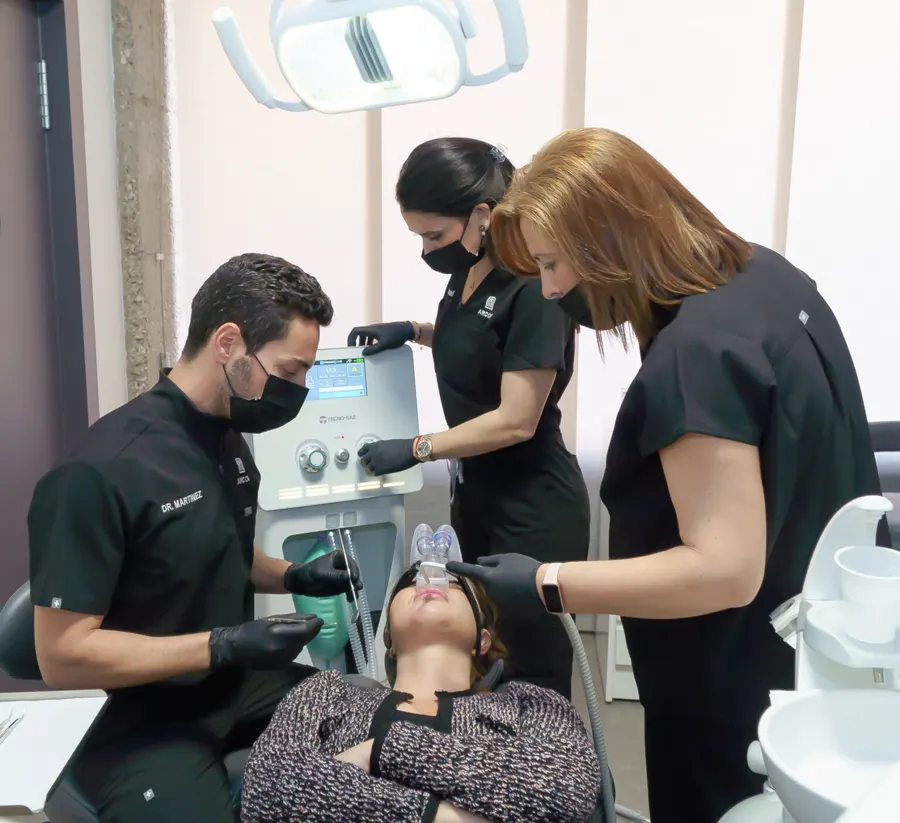 Equipo de Clínica Arcos durante un tratamiento